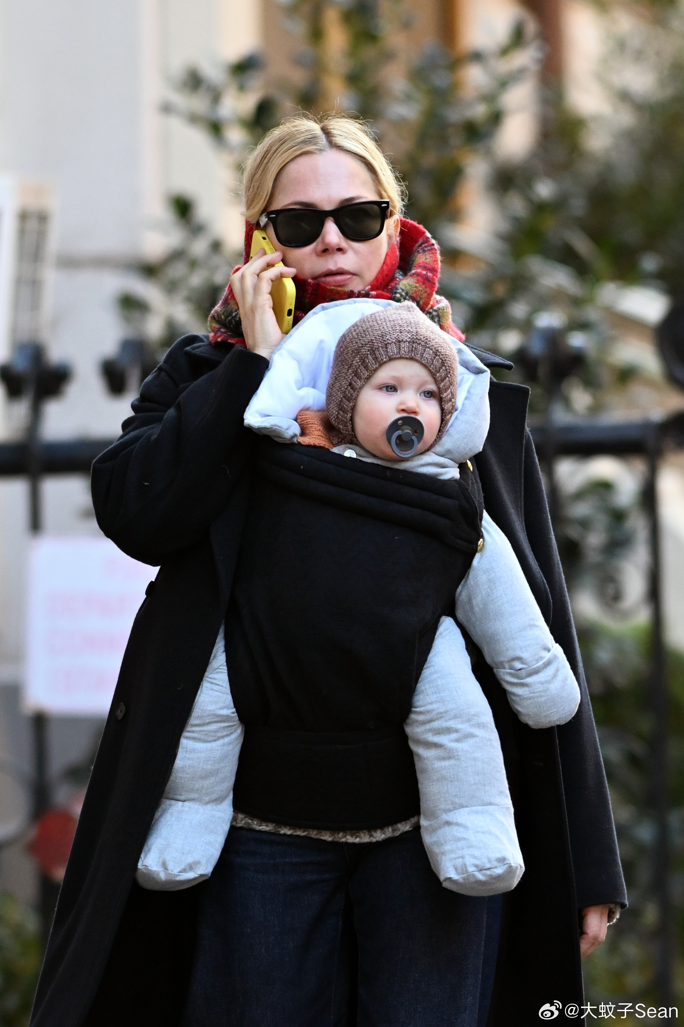 MichelleWilliams米歇尔威廉姆斯在纽约外出，带着最小的女儿出门散