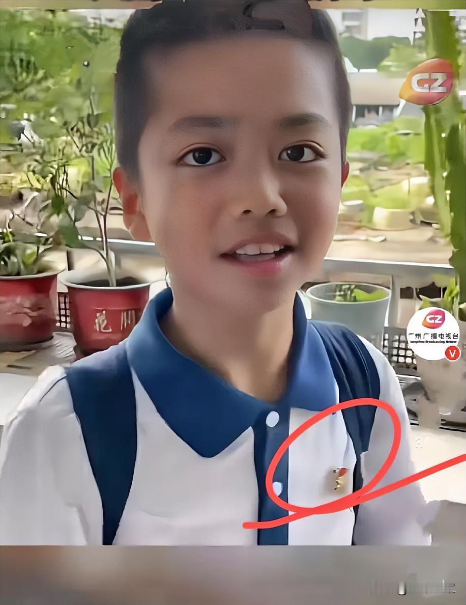 近日，广东一小学生放学回家，推开门随口用普通话说：“我回来了好热，我要先喝口水”