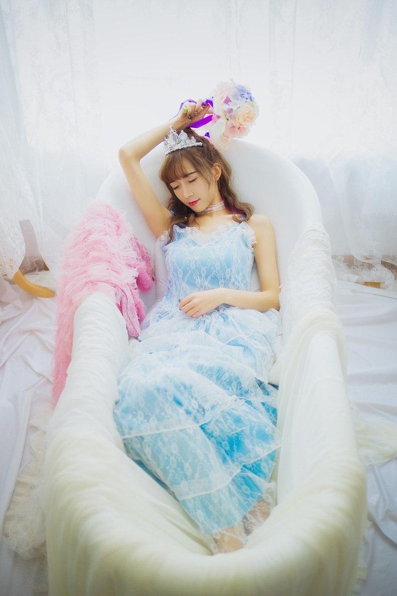梦幻公主风浅蓝色蕾丝裙优雅头饰甜美自拍梦幻公主美少女梦幻婚纱公主照