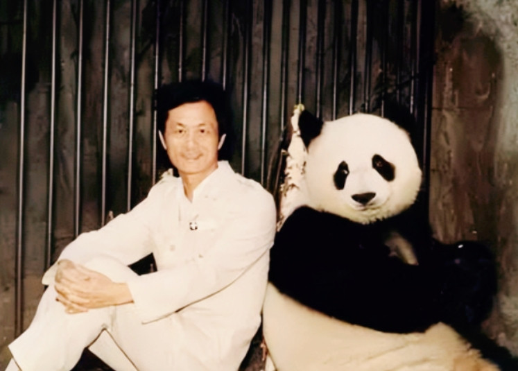 1984年，四川有一位名叫李兴玉的农妇上山砍柴的时候，发现了一只被冻僵的大熊猫。