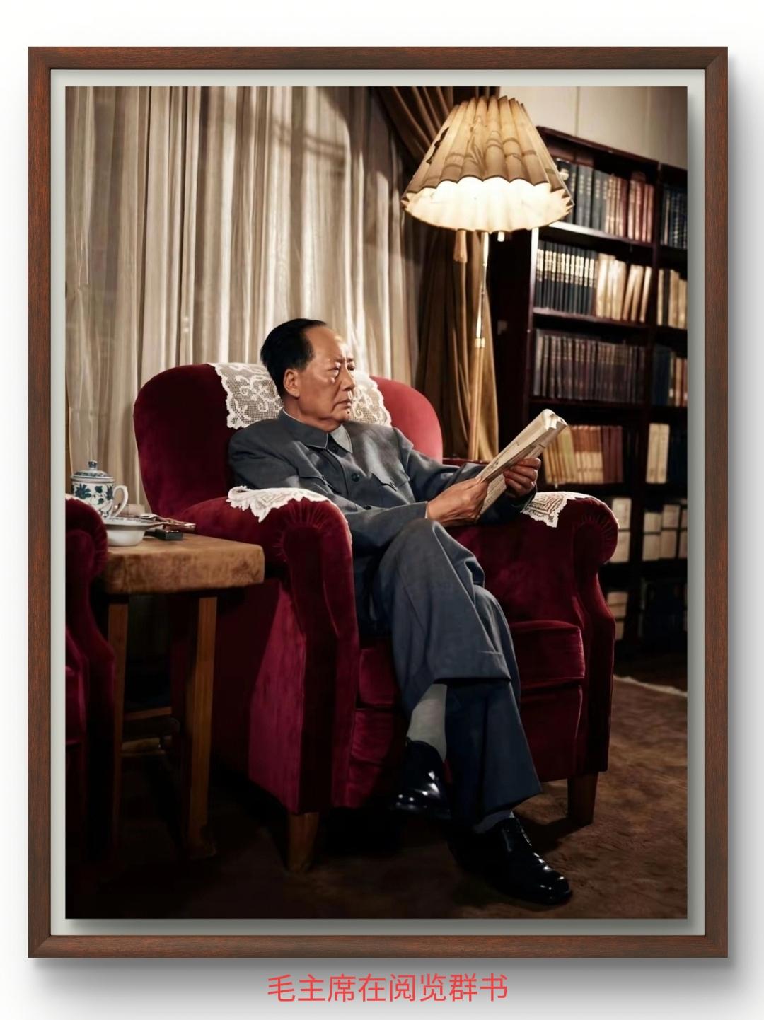 毛主席在阅览群书：毛主席灯下凝神阅览，于字里行间求索真理，以万卷诗书涵养胸怀，