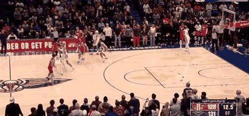 加时赛最后十二秒，杜兰特站在三分线外两米。镜头里找不到他。这跟把他名字从战术板