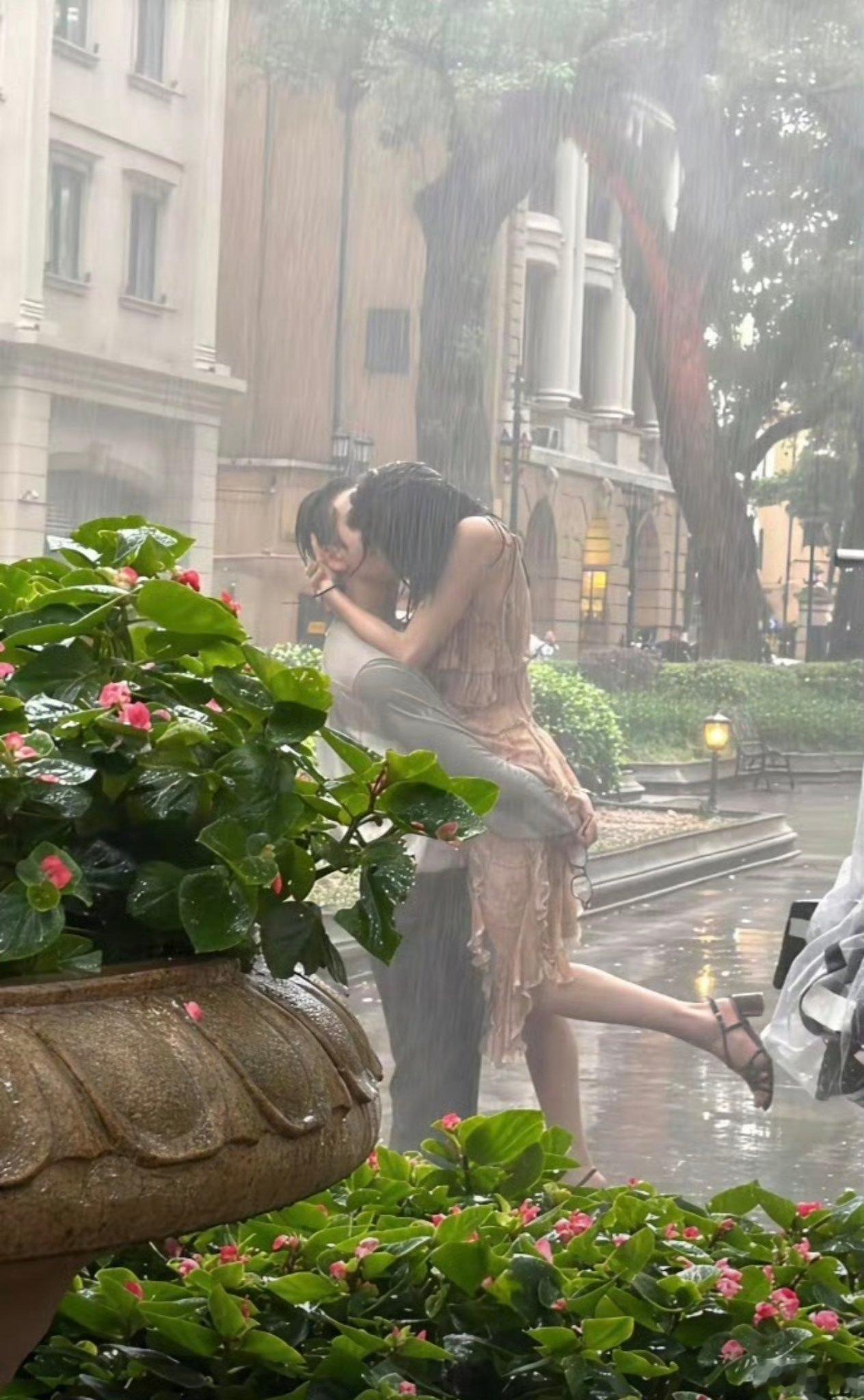 陈伟霆和钟楚曦，在某小区拍摄吻戏