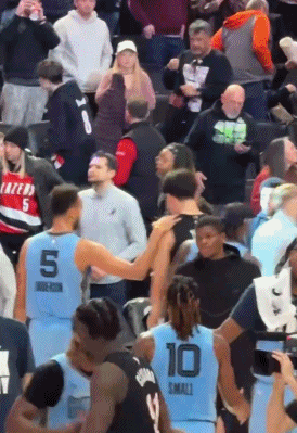 NBA老乡见老乡，两眼泪汪汪——李凯尔（灰熊）：26分钟11分6篮板2助攻2抢断