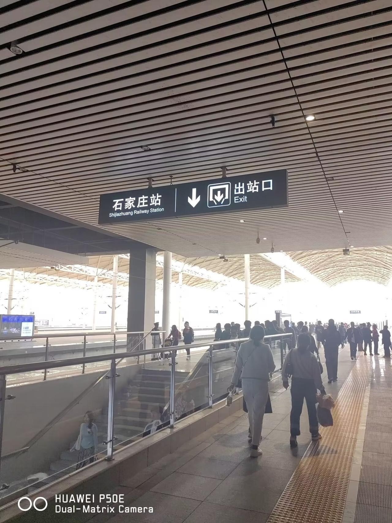 很多旅客想给国家铁路有关部门提个建议，所有的火车车厢外面能否增加座位的顺序指示牌