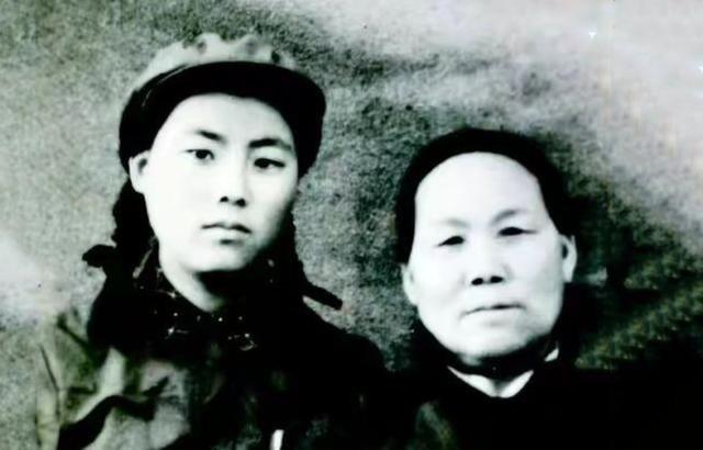 1940年，山东大娘给八路军战士煮了一锅浓稠的小米粥，战士们刚开始喝，班长就觉察