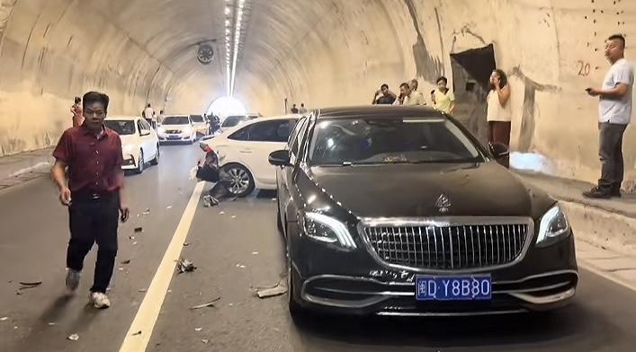 福建隧道车祸，迈巴赫自带避障，3台普通家用车撞到“缺胳膊少腿”，唯独被围在中间的