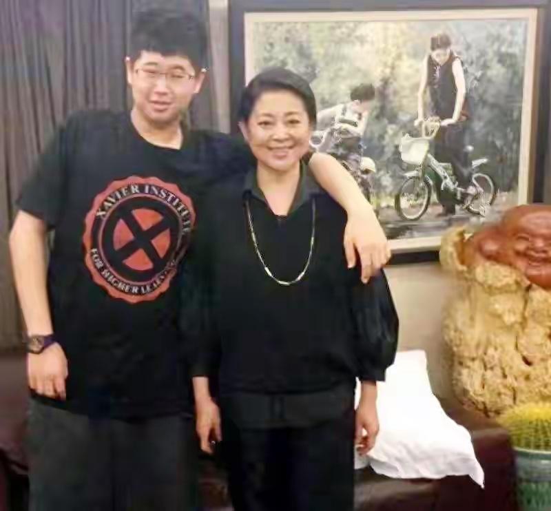 倪萍27岁儿子近照刷屏，197cm暖男，背后辛酸看哭全。倪萍带儿子虎子亮