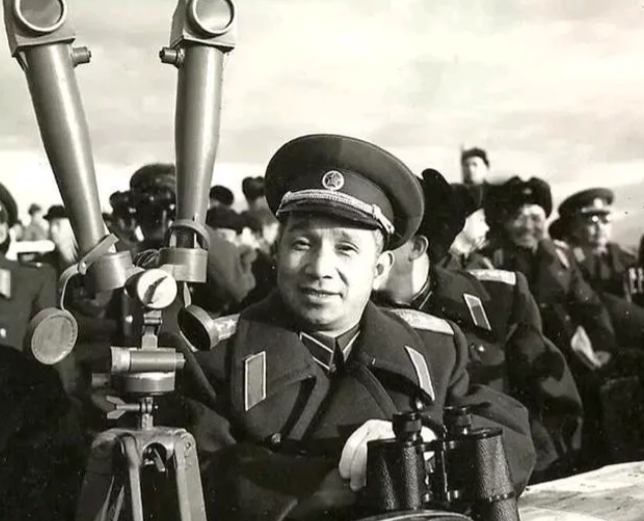 1958年中央军委扩大会议，时任全军总参谋长的粟裕被批评并降职，后出任叶帅主持下