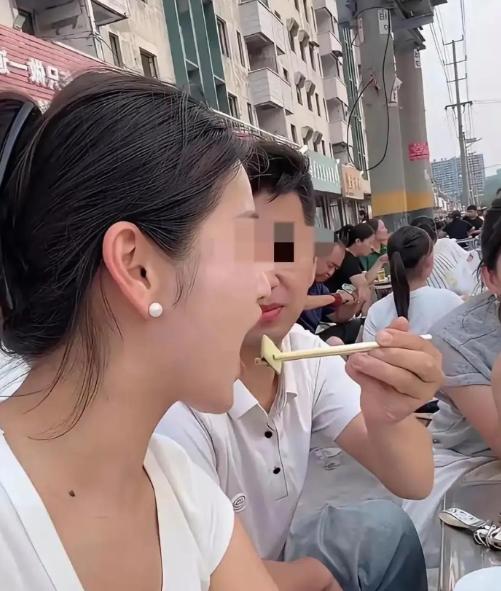 “这谁能接受？”贵州女子当众放狠话：想娶我就得全盘接纳我的五年男闺蜜，只要敢吃醋