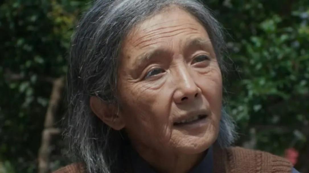 杨幂这个老年妆已经很牛了，仔细看还是和真正的老人有区别。首先就是眼睛，年龄大了