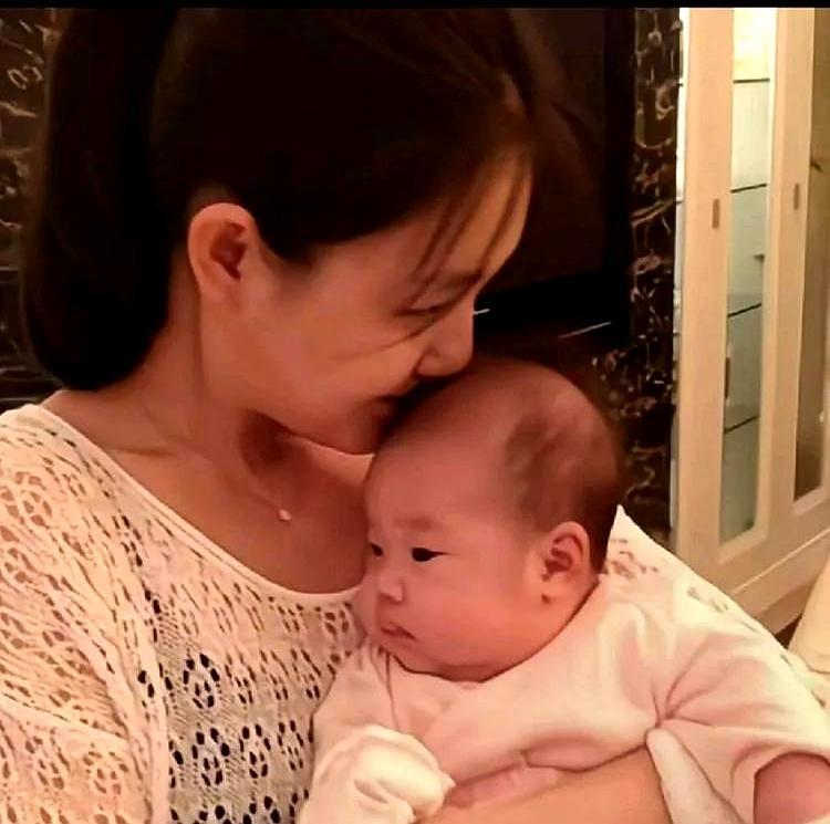 汪小菲爸爸抱着刚出生的孙子，一夜都没撒手。张兰凑过去看，说这孩子高鼻梁大眼
