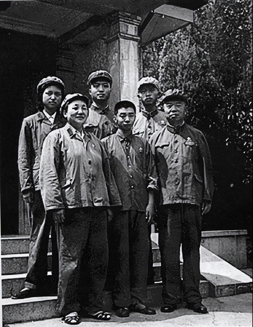 1972年10月，北京王树声家中小院，警卫员孙盛芳拍下这张全家福。开国大将王树声