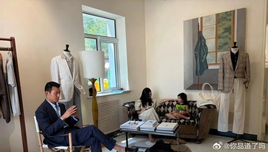 朱珠意大利过暑假的家庭片段好让人羡慕。和女儿坐着休息，丈夫负责烤牛排，一家人出行