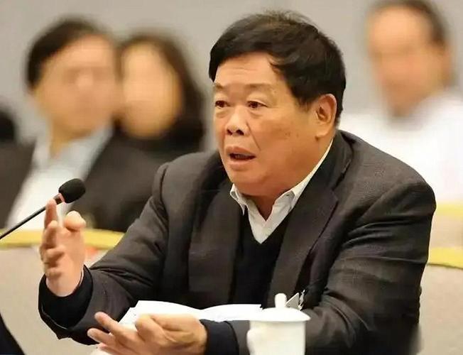 2025年10月16日，79岁的“玻璃大王”曹德旺正式辞任福耀玻璃董事长，将权杖