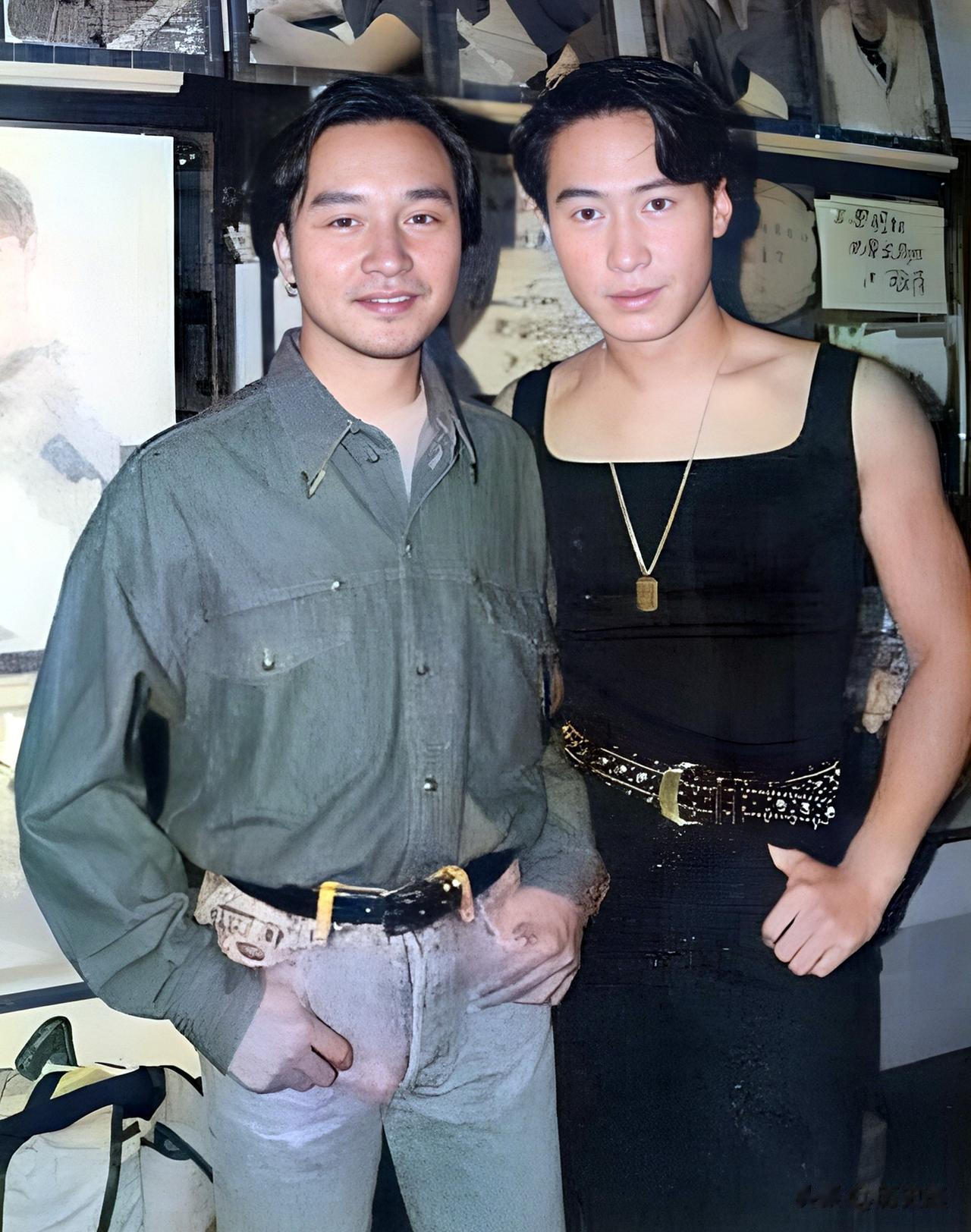 1993年，37岁的张国荣与27岁的黎明同框合影。两人虽然相差十岁，但从面貌与外