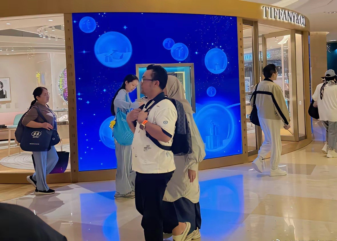 有网友在新加坡偶遇向太、郭碧婷，一家人在商场购物，拎着大包小包，满载而归！郭碧婷