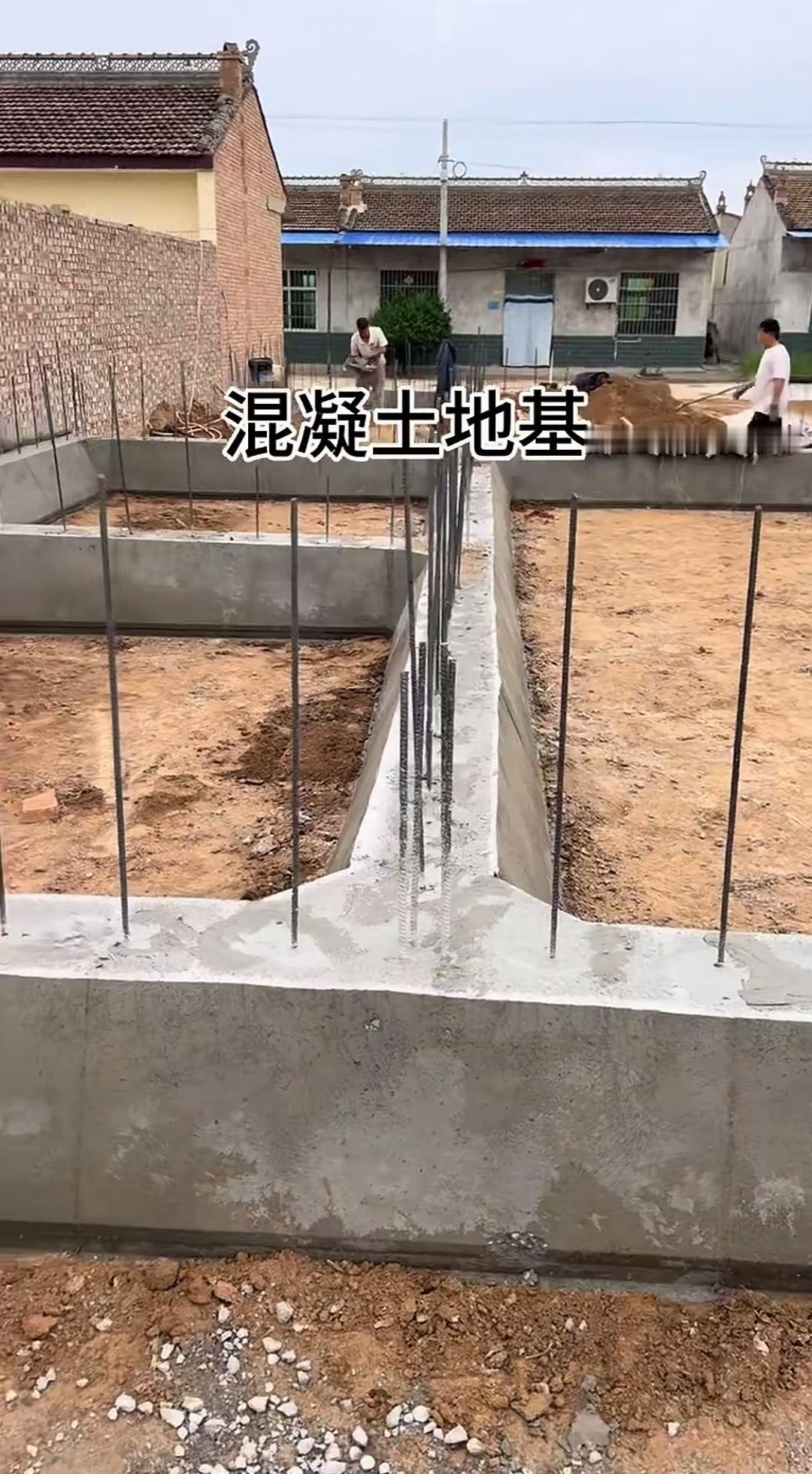 整道地梁上都预先竖起了钢筋头，这是为了准备建造剪力墙以抵御地震吗？从画面中可以