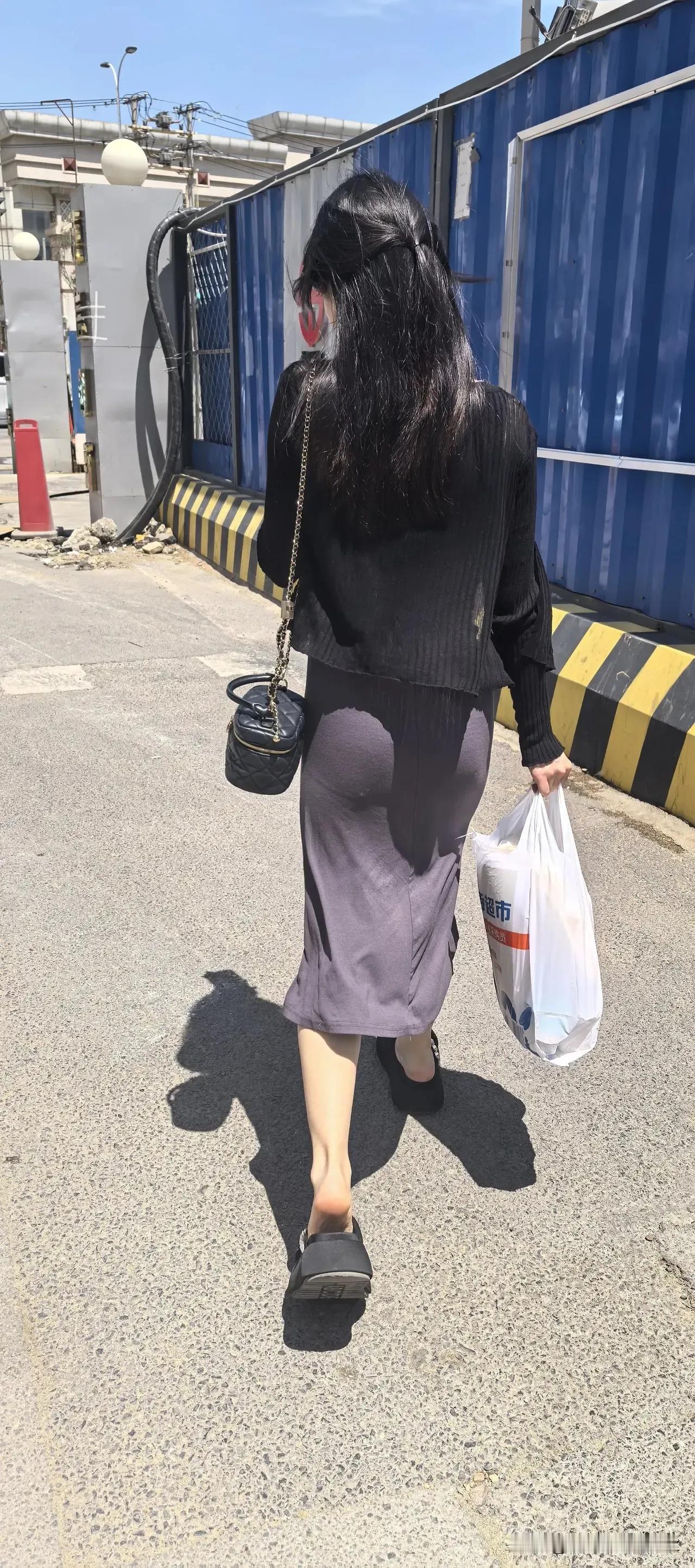 都市时尚穿搭，黑衣配紫裙，手提包与购物袋，行走在街头。什么样的穿搭可以让人显得很