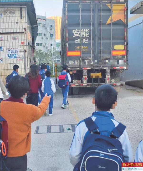 临时通道人车混行隐患突出 小区居民呼吁开通安全通道