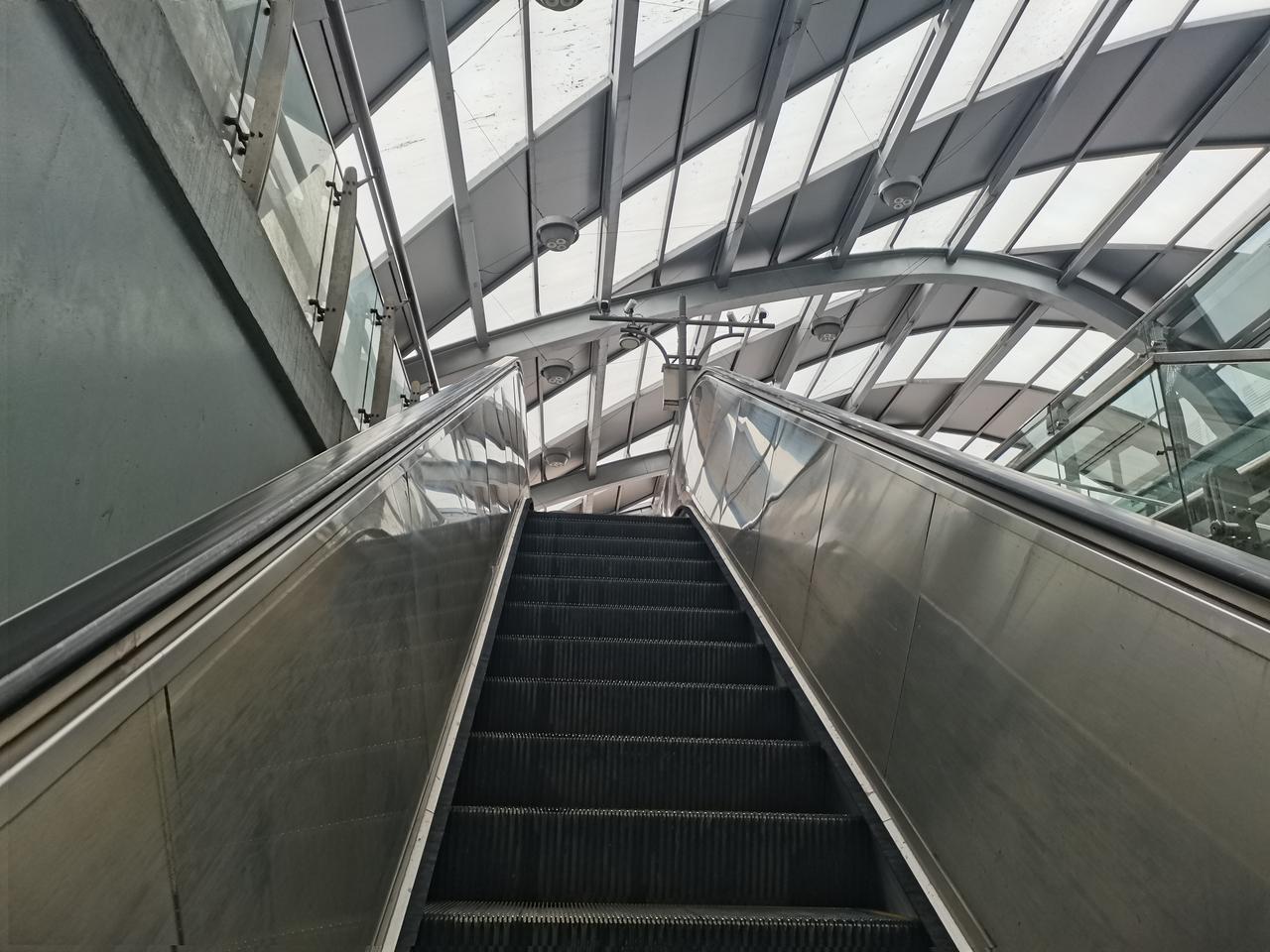 认识一个在火锅店做服务员的女人，原生家庭支离破碎，15岁就出来打工，她的终身奋斗