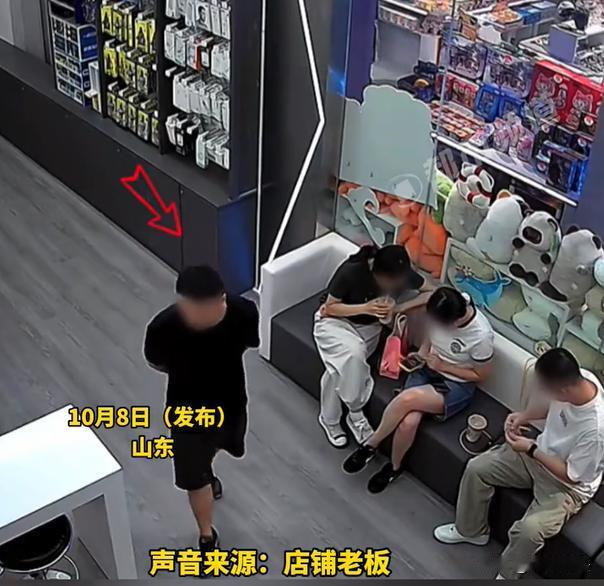 山东，一家零售店铺老板，好心设置免费充电区域，提供给过路的朋友充电服务。好心换来