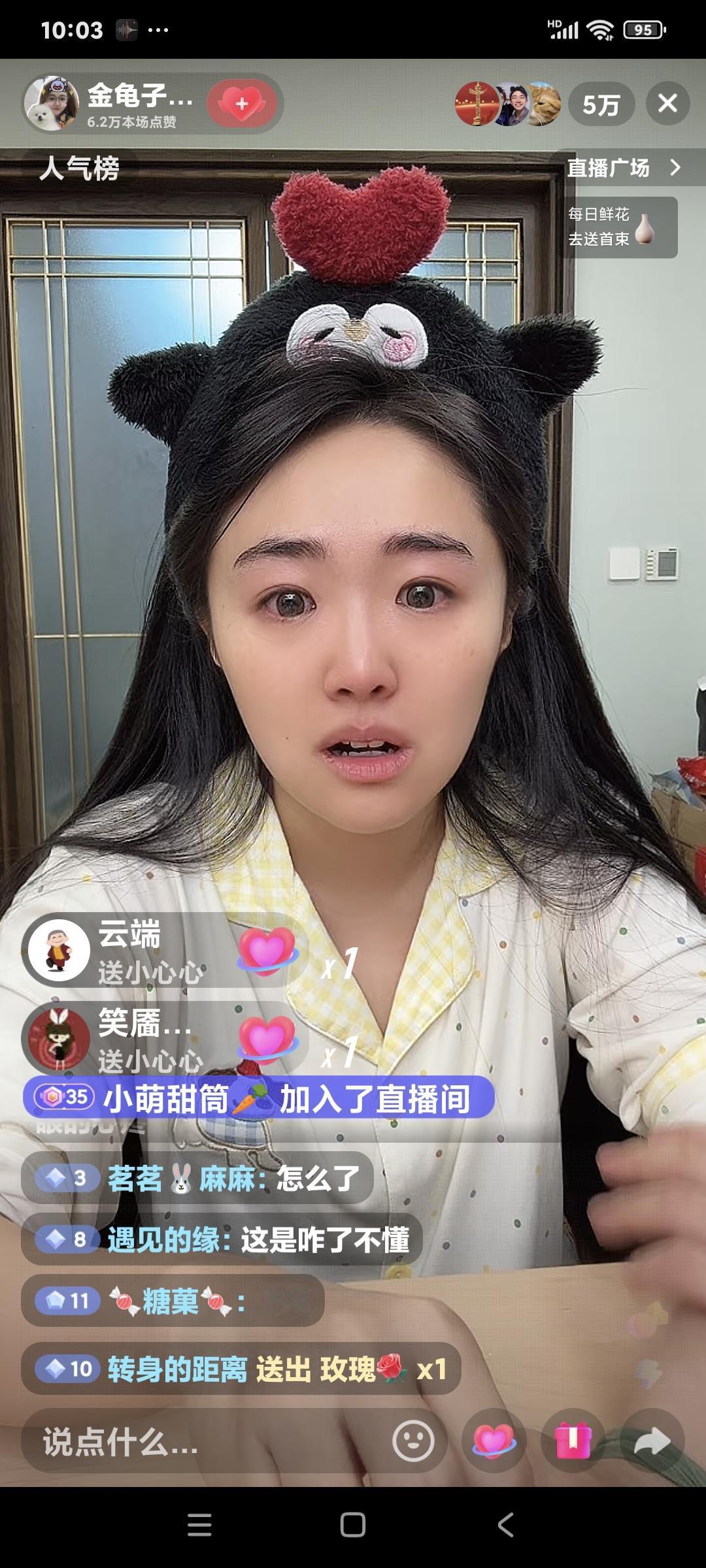 金龟子的娃娃今天终于直播了。王逸宸开播时状态就很不好，脸色苍白，说话声音也很