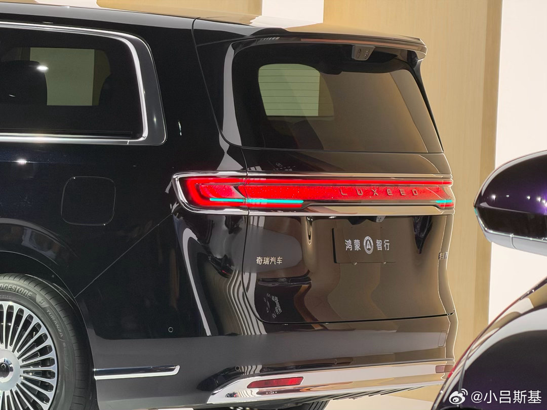 这次华为春季全场景新品发布会，智界V9也来到了现场，相当于实车首秀了。鸿蒙智行家