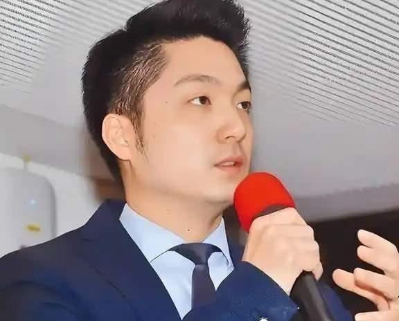 两蒋的棺材曾在台湾放了五十多年还没入土，蒋家后人想自费迁回大陆安葬，可蒋万安这个
