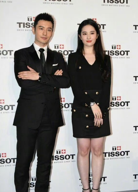 明星们果然只要脸好看就行，看刘亦菲和黄晓明合照就知道