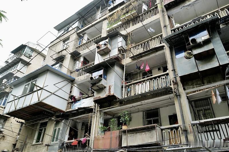 这两年不少买老破小赌原拆原建的亏了。他们太低估老小区原拆原建的难度了。在他们