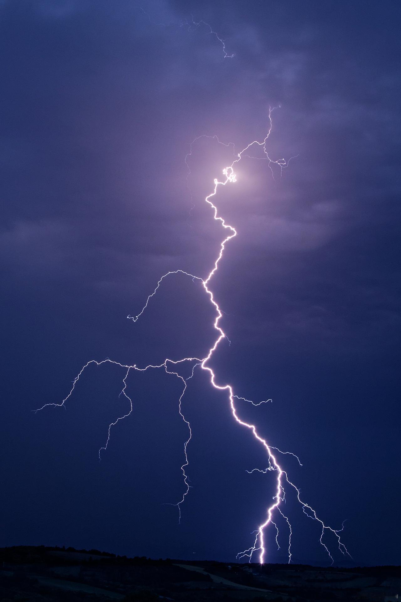 前一天还是平整的庄稼地。一夜雷雨，河北安平一块农田里凭空多了一块1.8米长的怪石