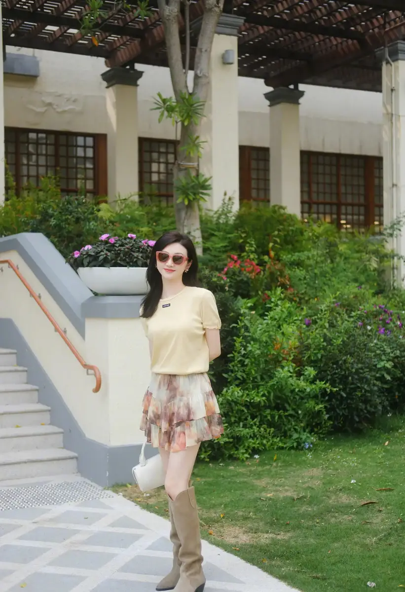 景甜分享生活碎片美照！穿黄T恤小短裙秒变元气少女