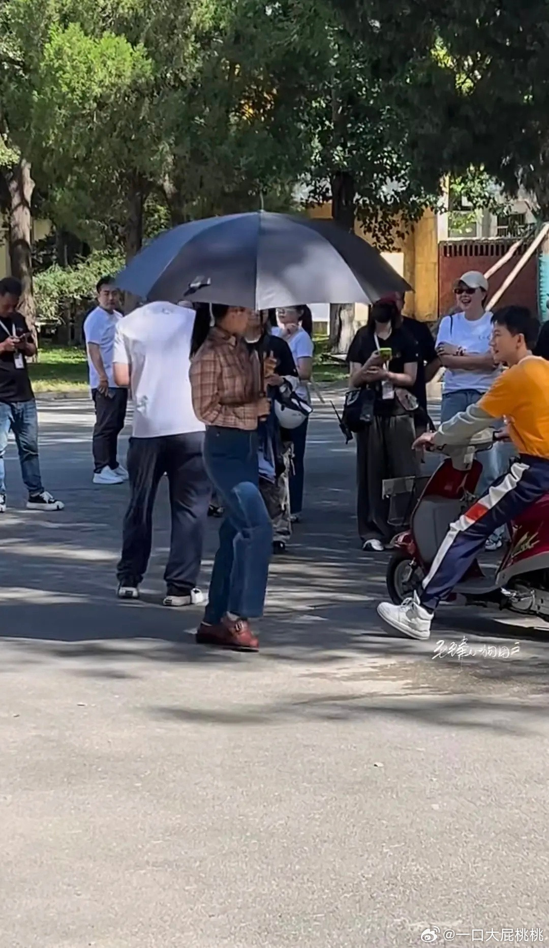 美顺跟长生同框路透，男主人设不是傻子么这会看着不傻[笑着哭]​​​