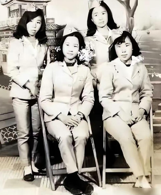 1950年，解放军在福建剿匪时，在山林中遇到了4个女学生，战士们好心为她们指路，