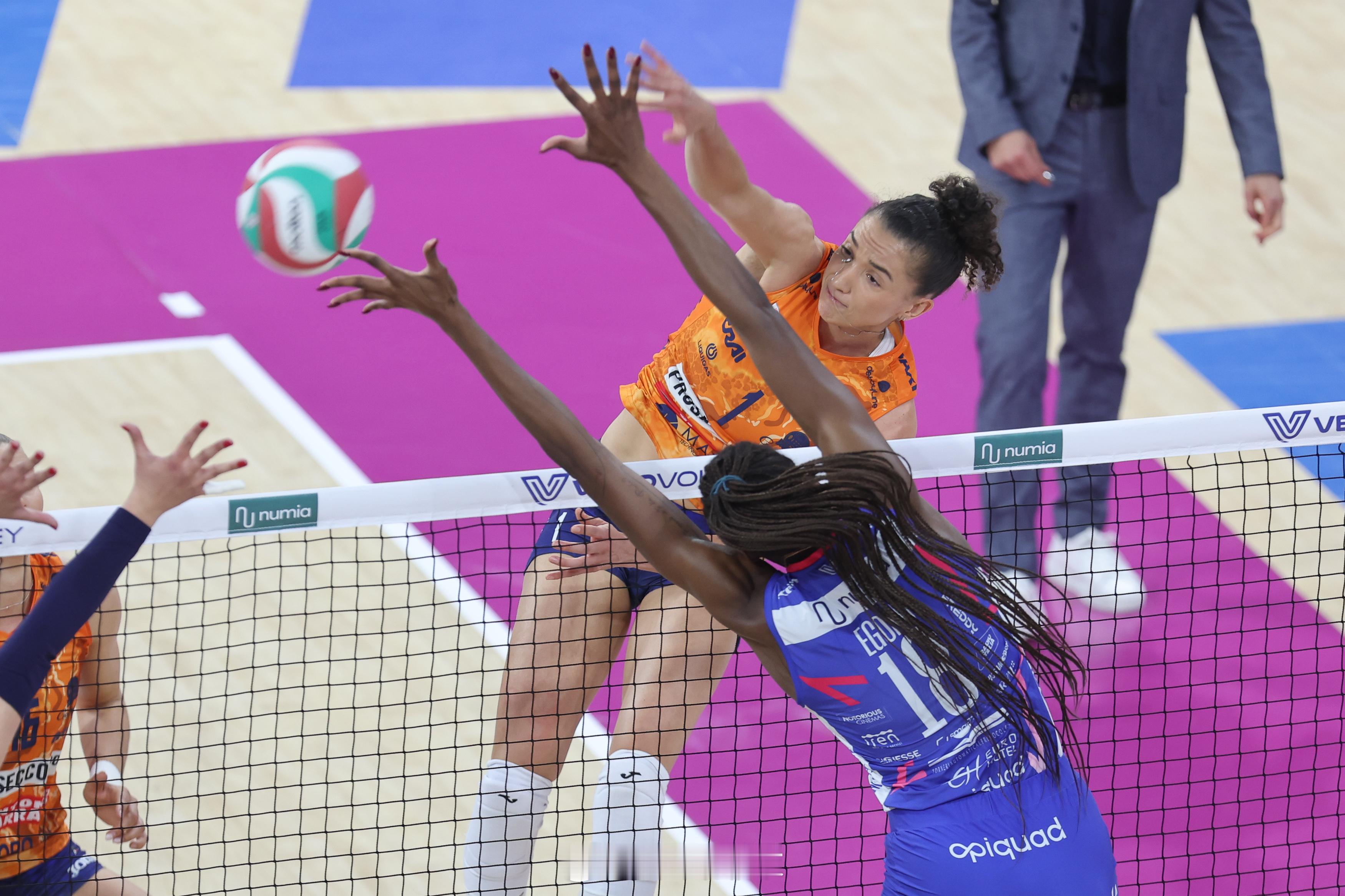 【科内利亚诺夺得2025-2026女排意甲冠军】北京时间23日凌晨，决赛第四场