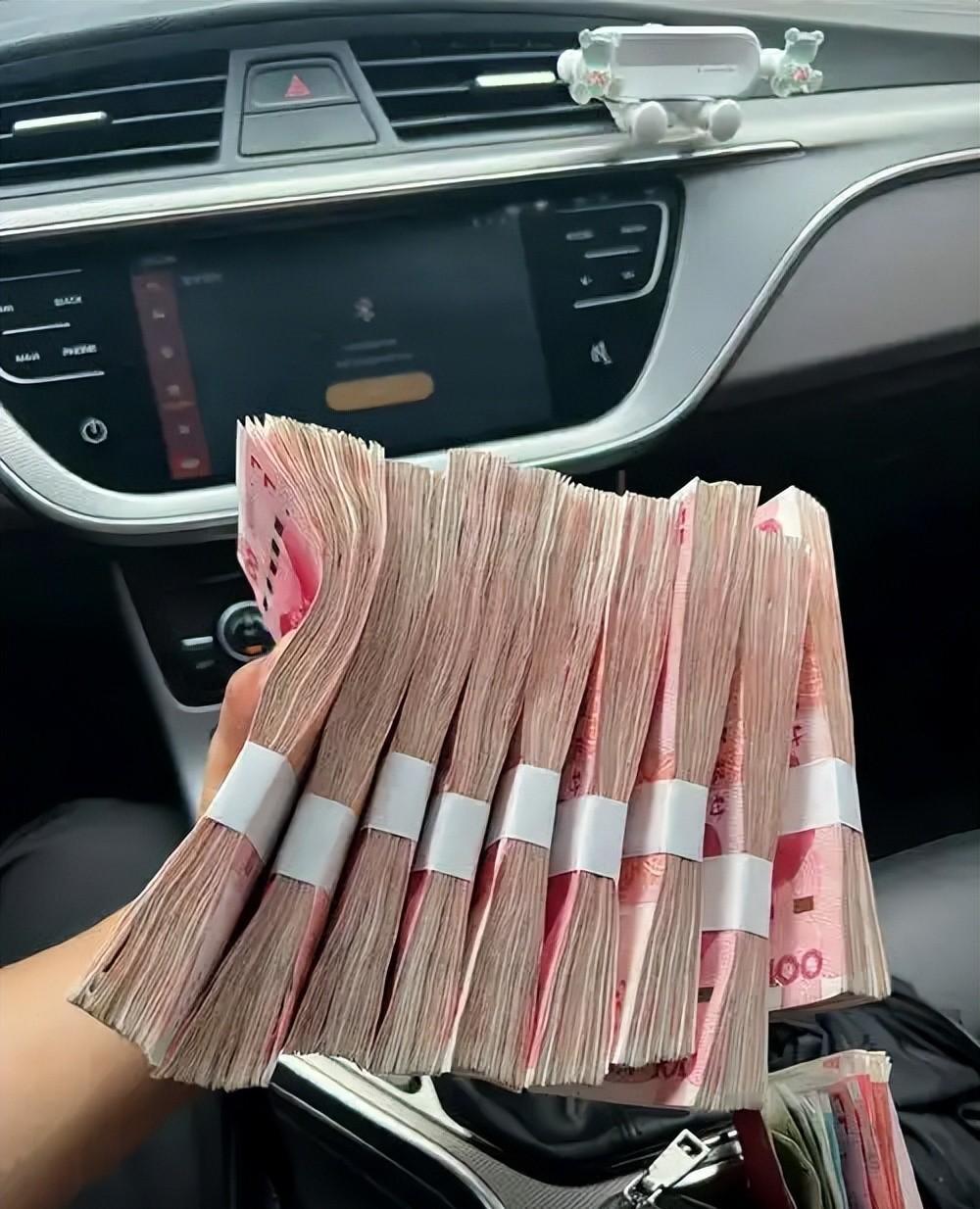 你有没有发现一个怪事？身边做外贸的朋友，从去年下半年开始，就不怎么急着把赚到