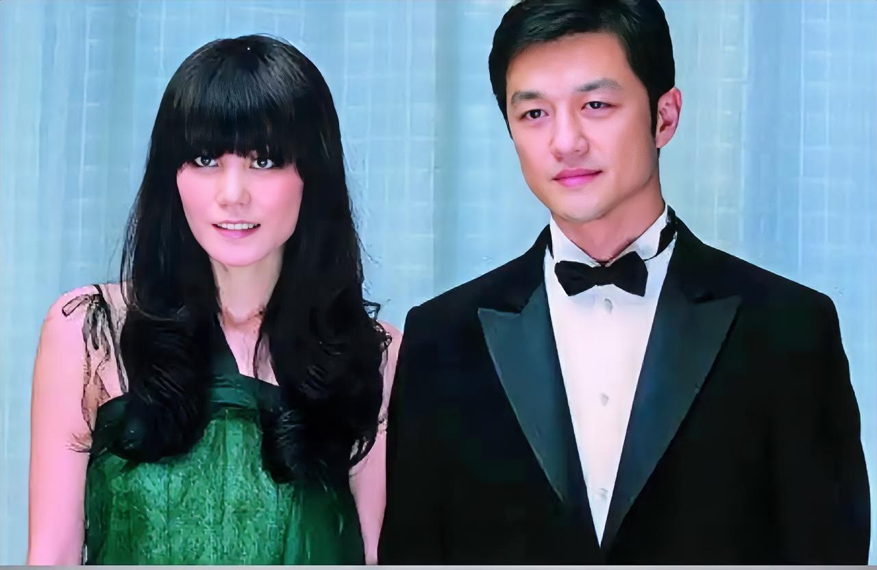 王菲这人，真是有意思。李亚鹏躺在医院，她不发一言，随手一个转发、一个赞，直接