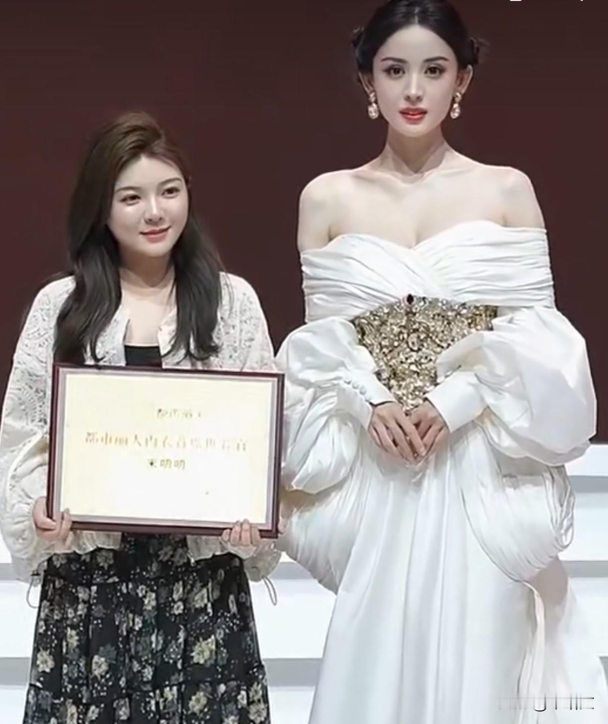 娜扎同框素人美成