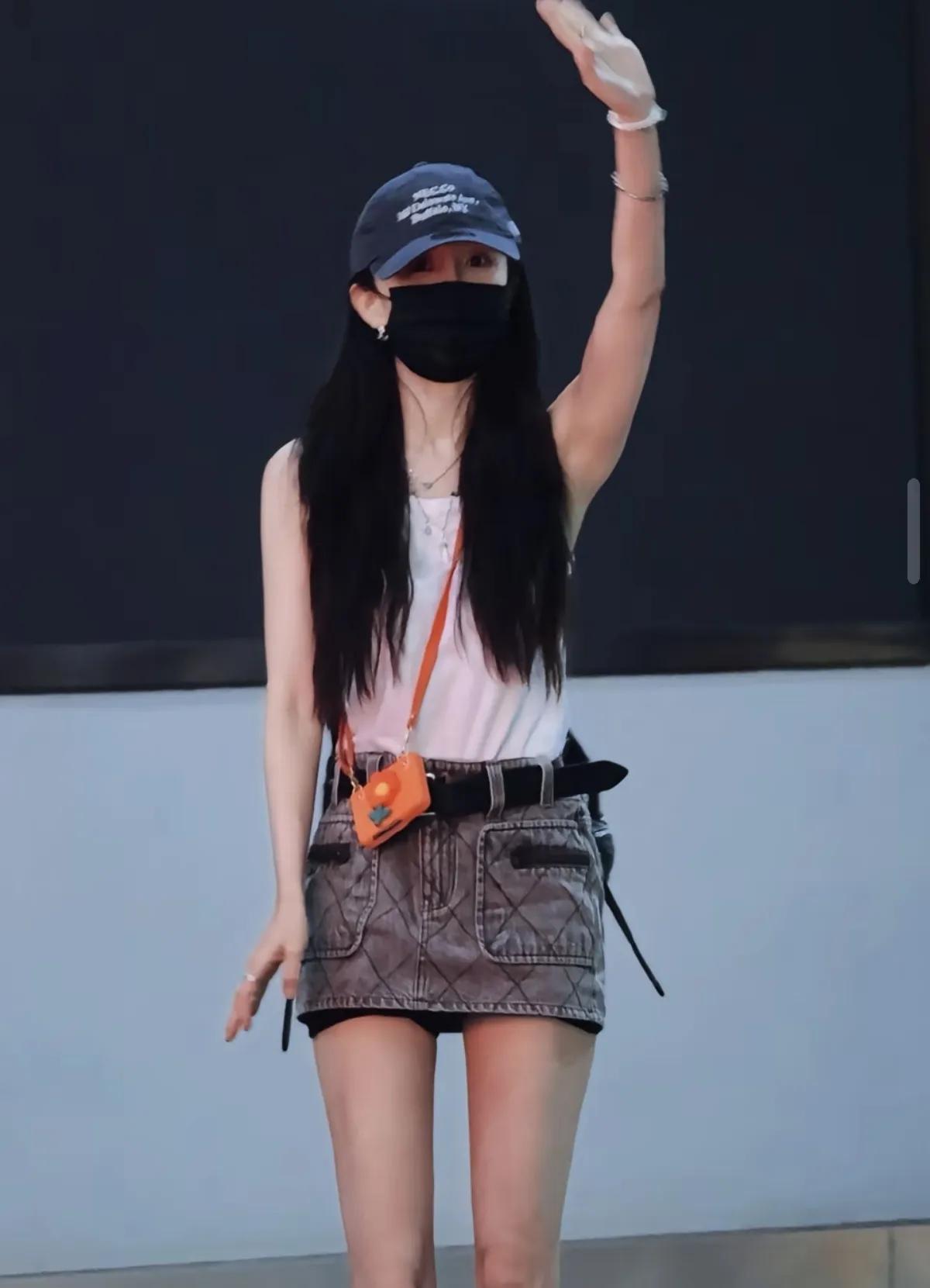 真的，杨幂为了蜜蜂们而改签爱是反复相逢的！狐狸爪爪一直挥就没停下来过！杨幂的爱永