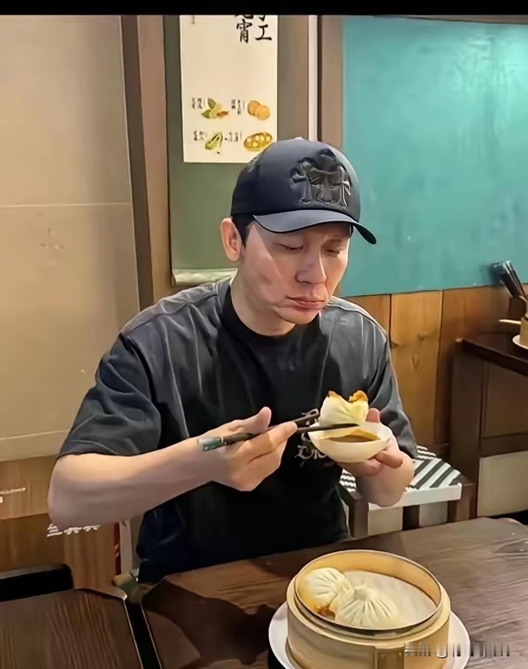 都以为快50的李晨混得惨？女友跑了，兄弟走了，就剩一档跑男。可我那在卫视做制