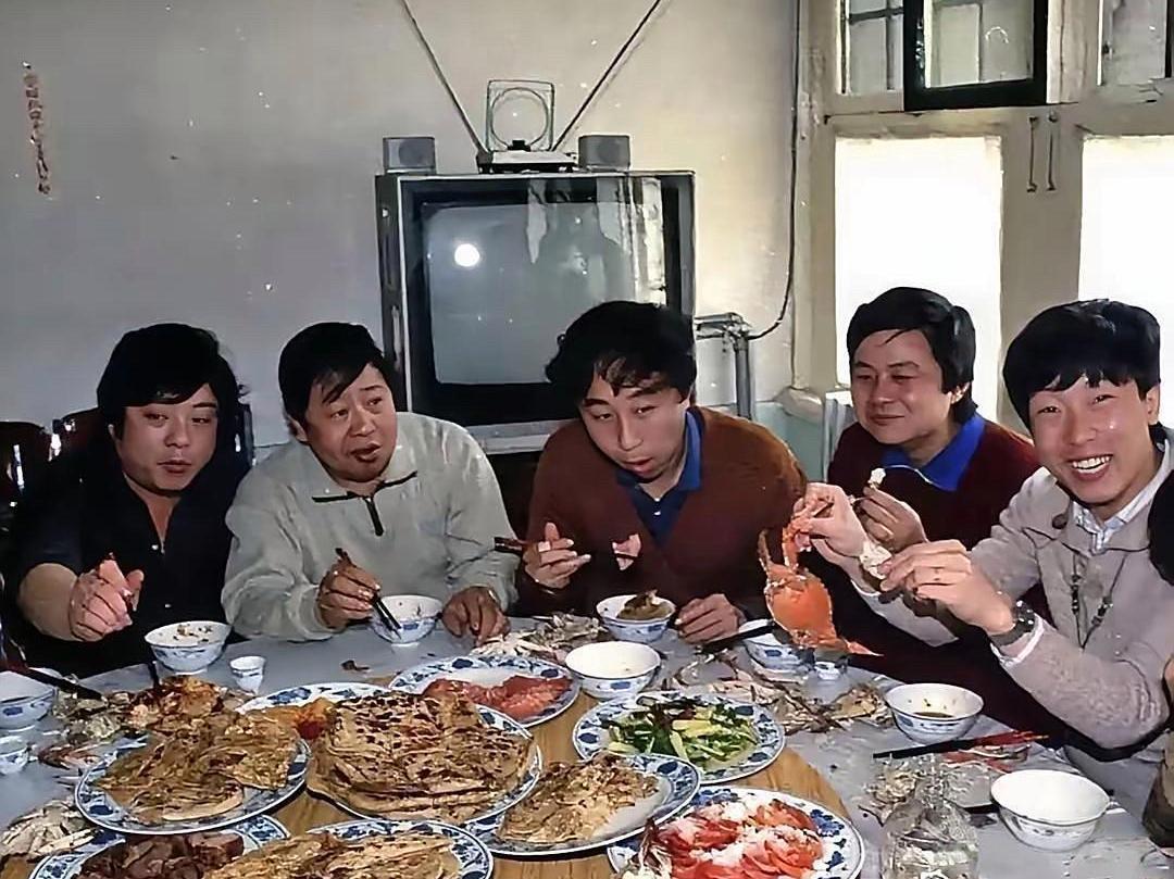 1985年，马季把他的徒弟们叫到家里吃饭，这一桌子很丰盛呦！[吐舌头眯眼睛笑]