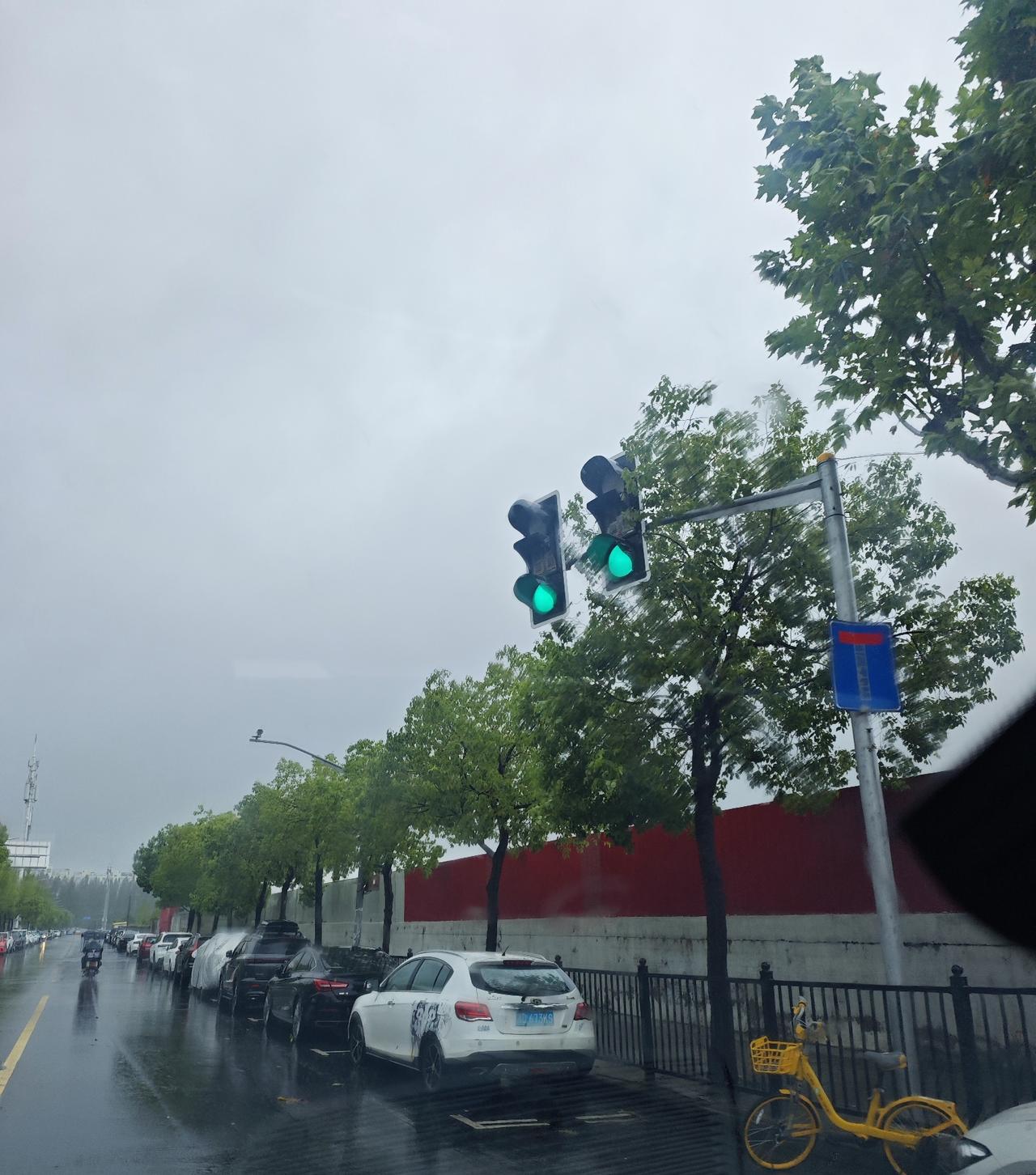 外面风雨交加，下午还是要赶去医院看专家门诊。专家普通号五十多块，号源一放出