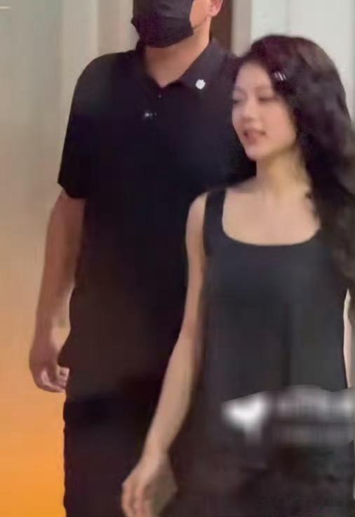 黑裙摇曳，卷发慵懒！赵今麦的樱桃琥珀妆太鲨人，氛围感直接溢出屏幕，姐姐美到失语！