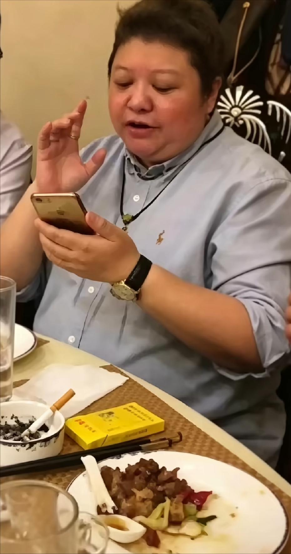 韩红跟朋友聚餐，吃到兴头上来了首清唱，旁边有人拿手机拍了下来。镜头一扫，韩