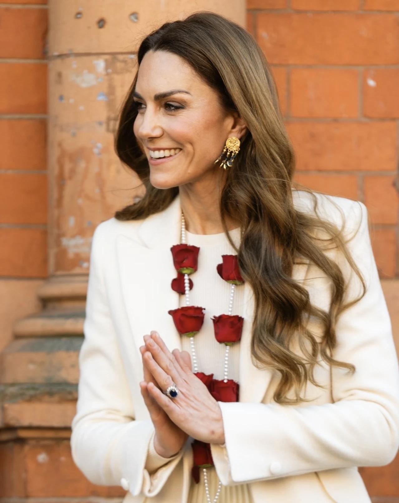 凯特王妃过三八妇女节，真的美翻了。玫瑰花做成珍珠项链，参加儿童慈善活动。又穿了一