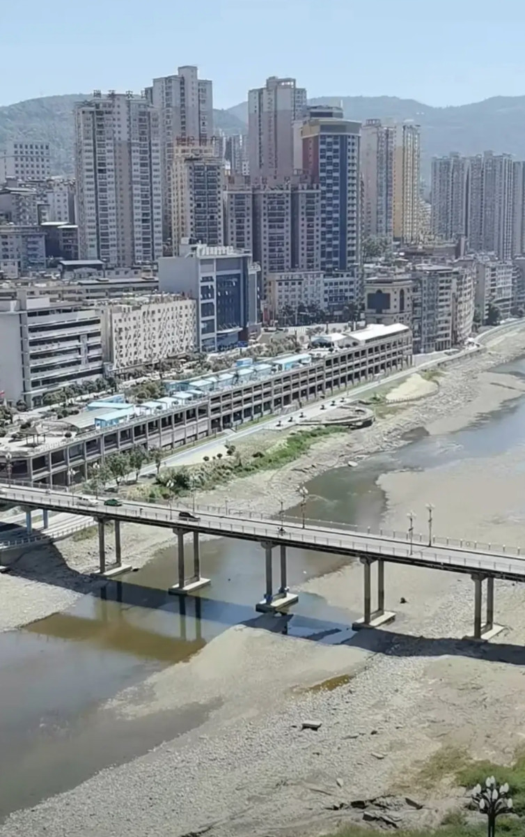 老家的江汉平原算是毁了，湖北干旱这几年肉眼可见越来越严重。活了几十年了，老家