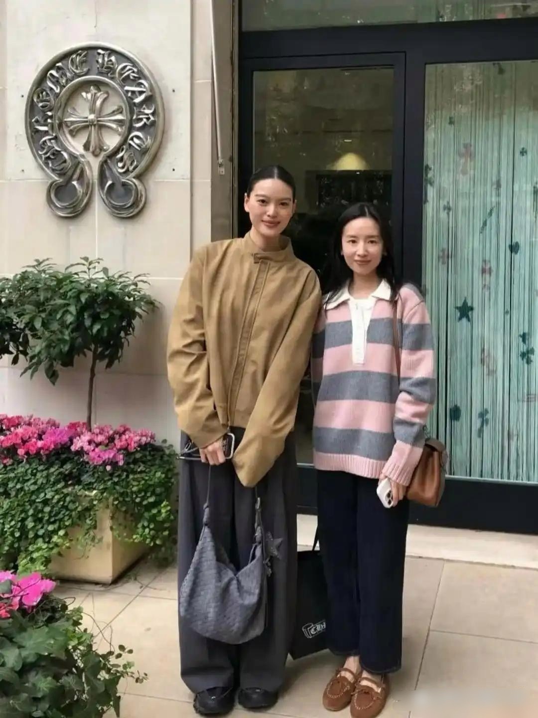 董洁在巴黎被偶遇，45岁仍有安静女学生气质，并非刻意扮嫩，这气质特舒服。