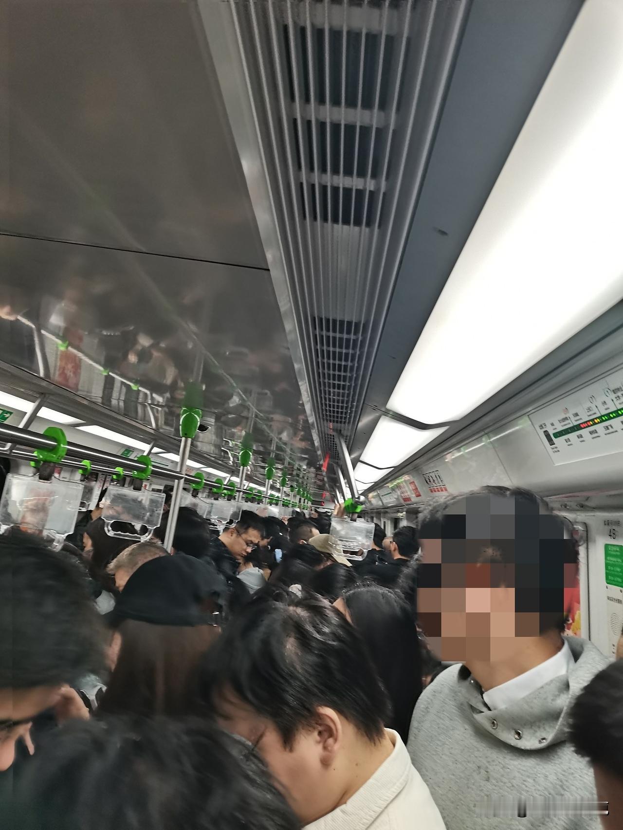 南京地铁3号线上发生令人瞠目结舌一幕！究竟是什么原因做到的呢？就说明他不知道