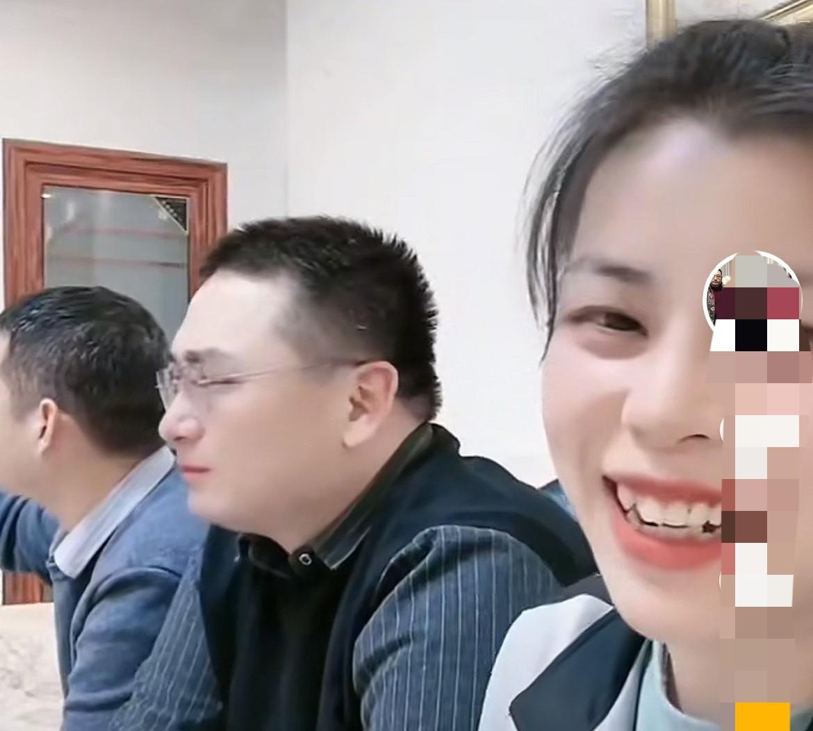 姚家四宝为了协助许敏查真相，都放弃了原来的工作，看了四宝一起同框直播，感觉他们好
